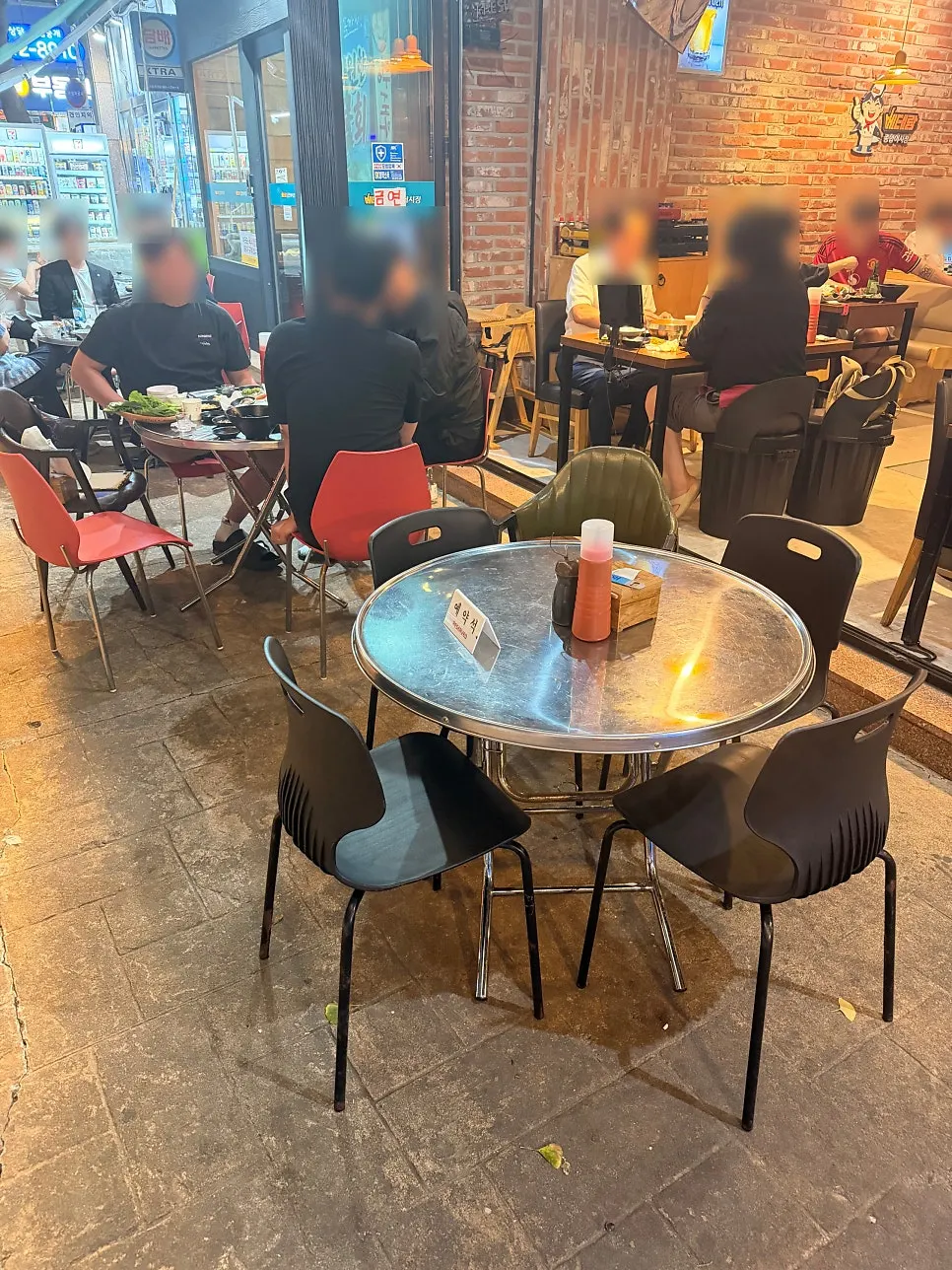 가게 앞 수조와 야외 테이블