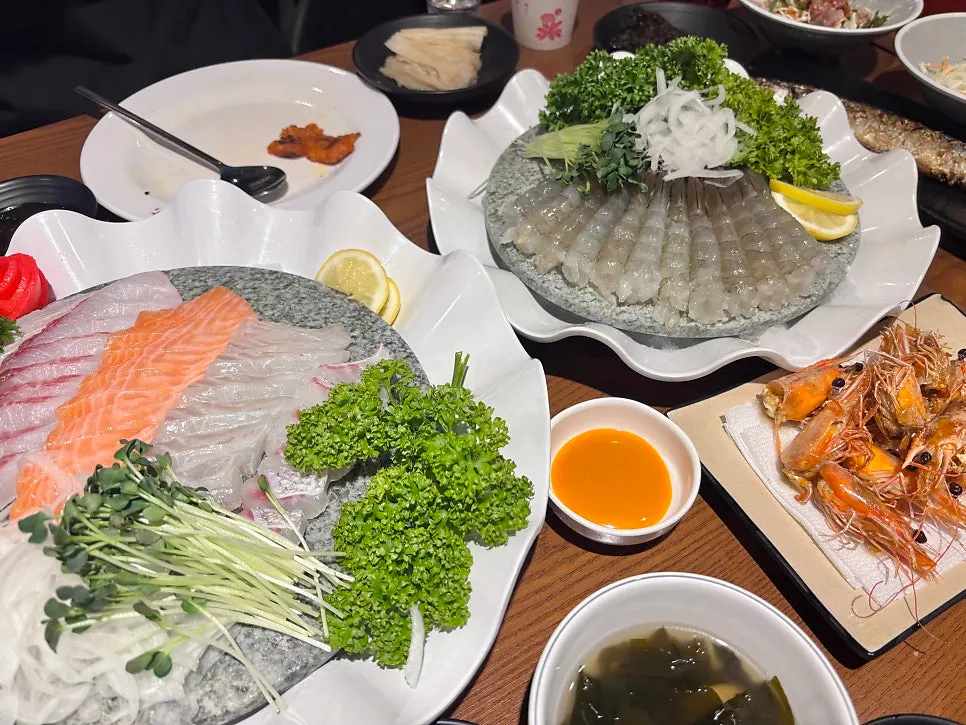 회와 해산물, 새우 메뉴가 적힌 메뉴판