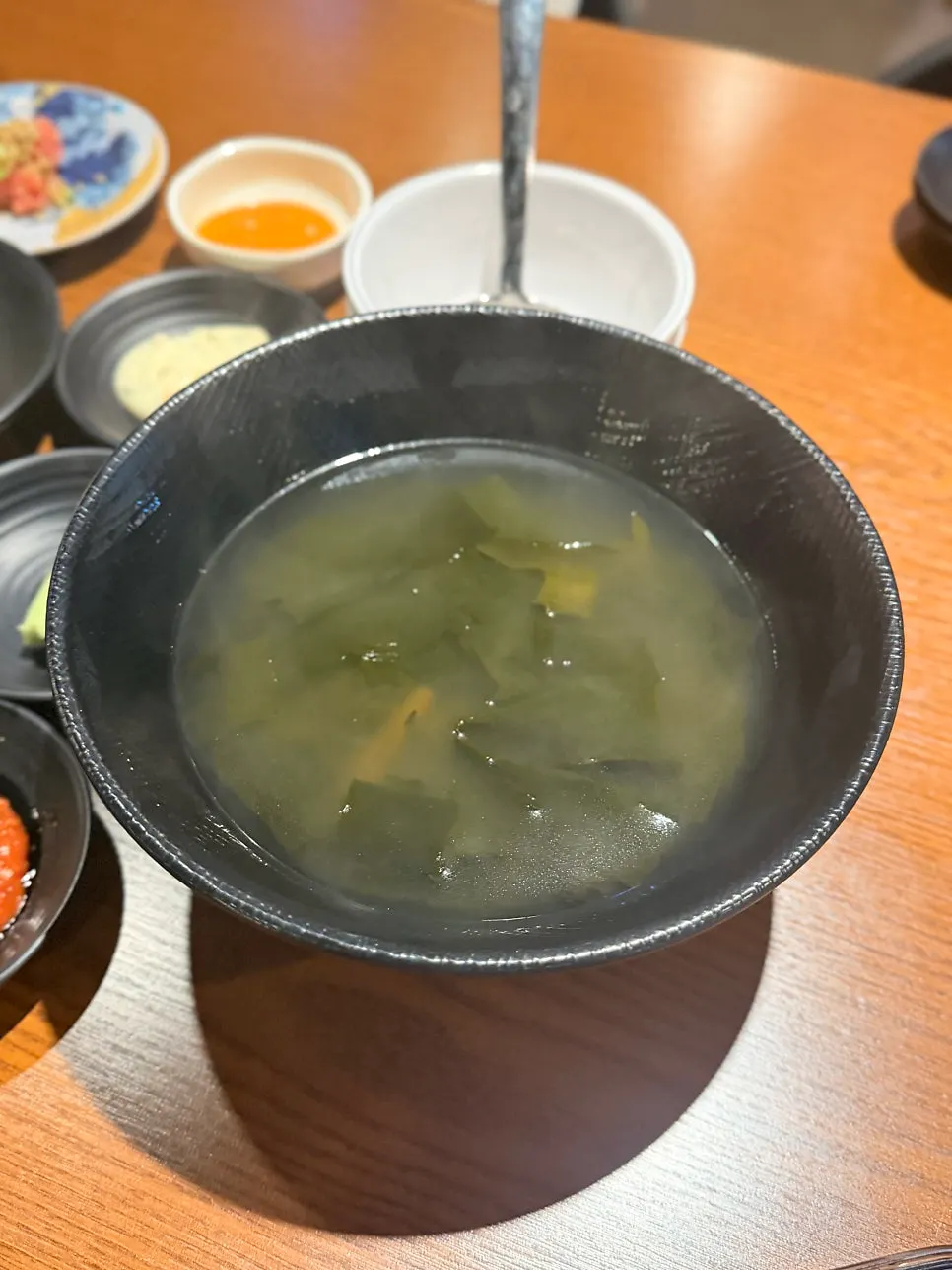 명란과 미역국이 포함된 기본찬
