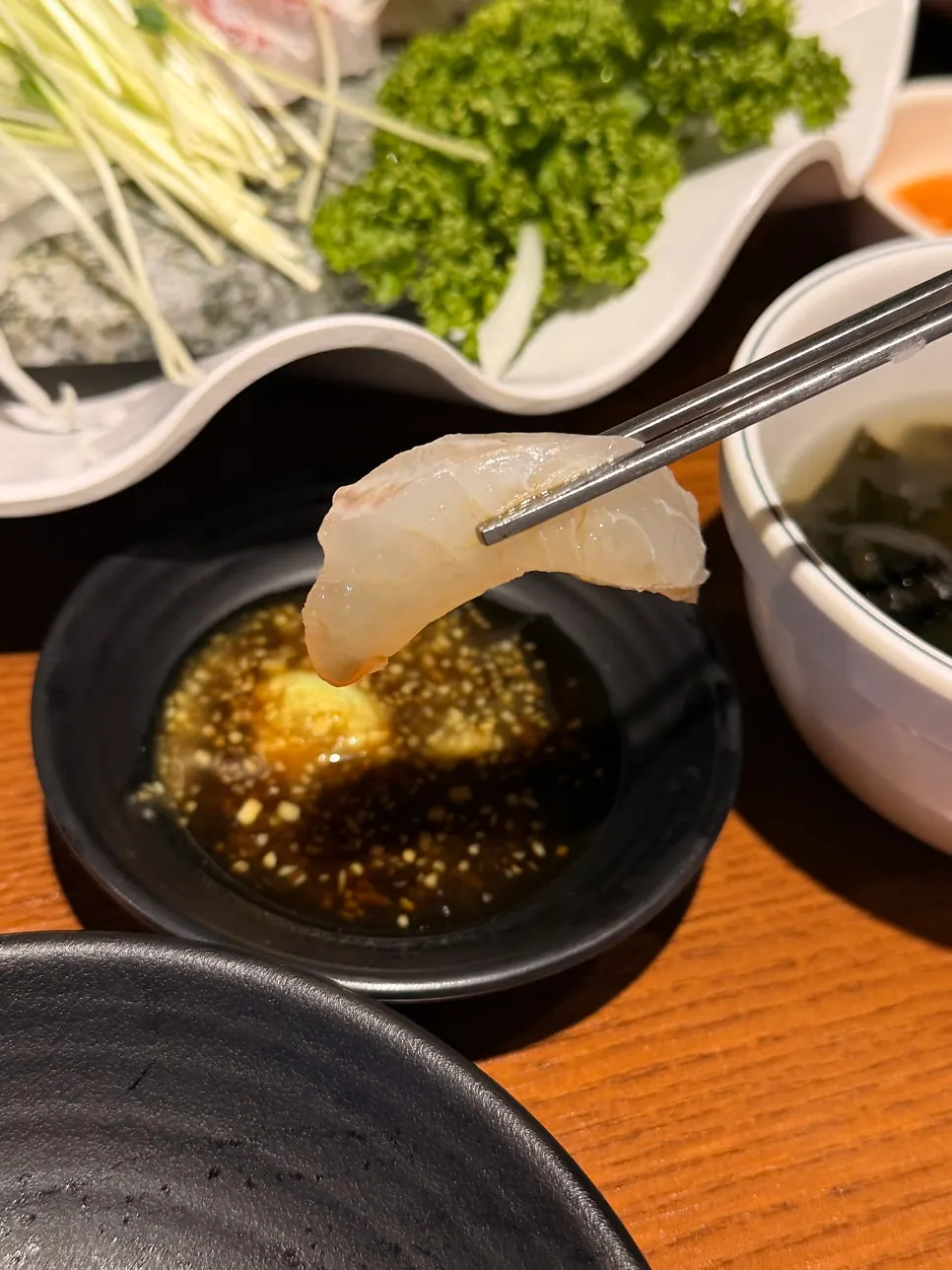 간장과 와사비에 찍은 회 한 점
