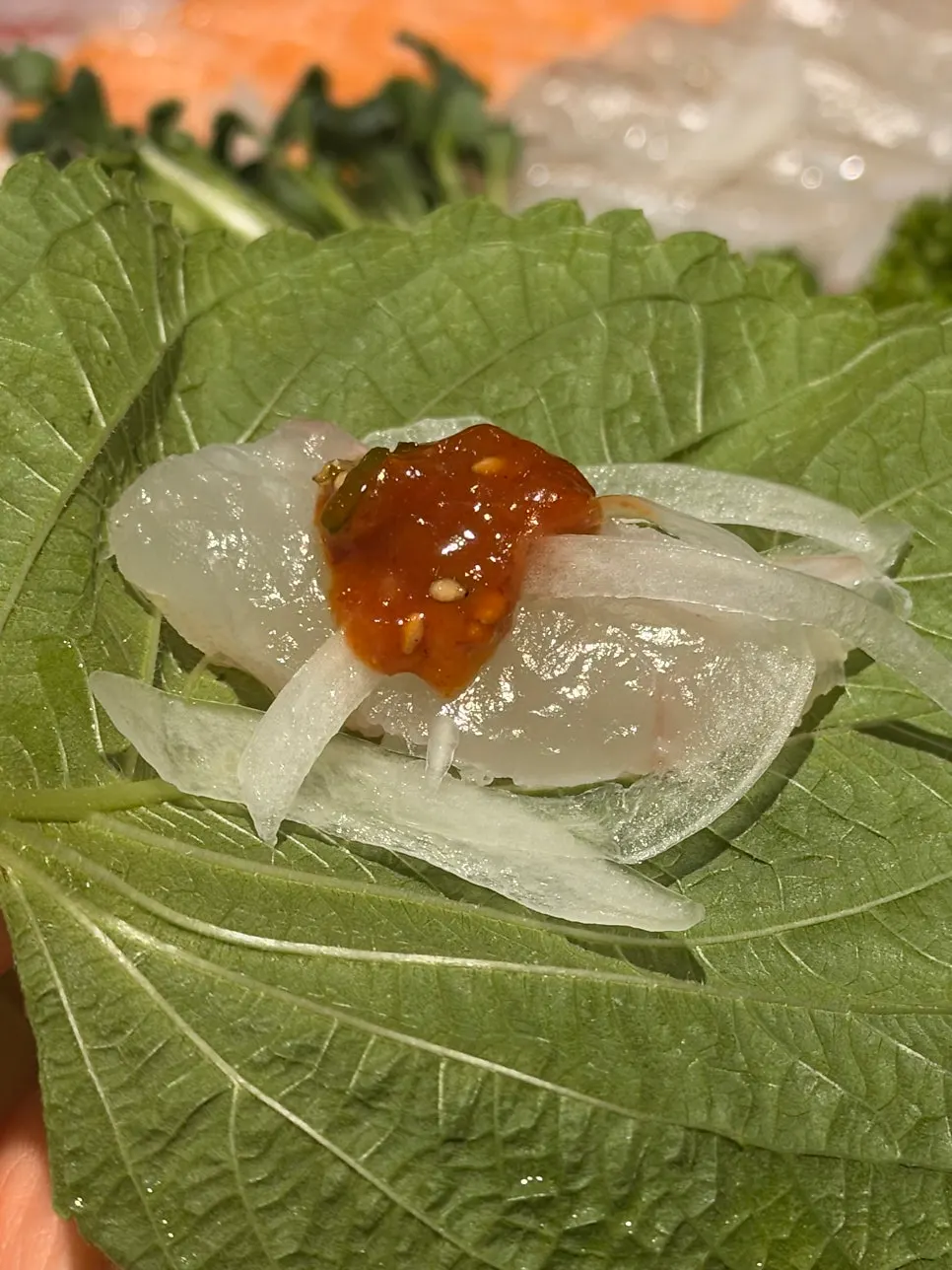깻잎에 회와 막장을 올린 모습