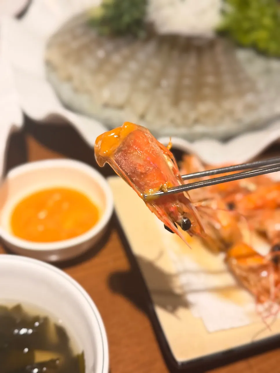 소스에 찍은 새우 머리 버터구이