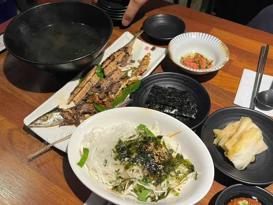 회가 나오기 전 차려진 기본 반찬상