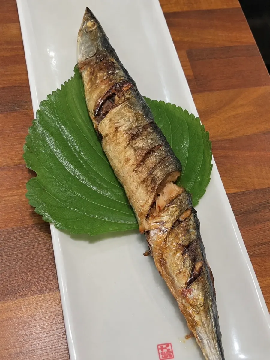 테이블에 차려진 곁반찬 접시들