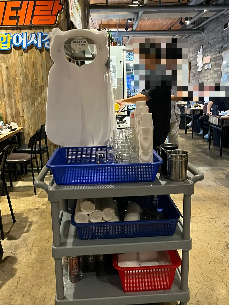 추가 반찬과 쌈을 담을 수 있는 셀프바