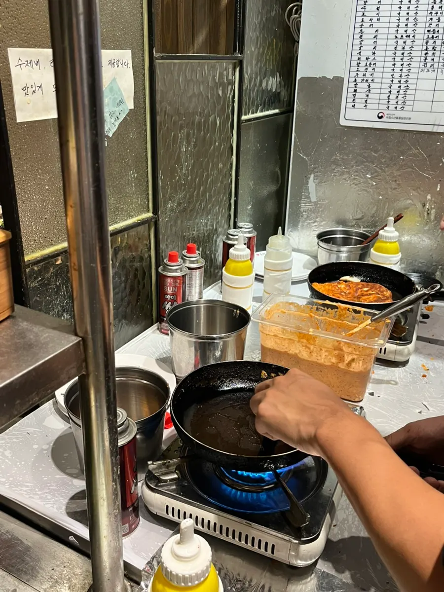 직접 부쳐 먹는 김치전 반죽 코너