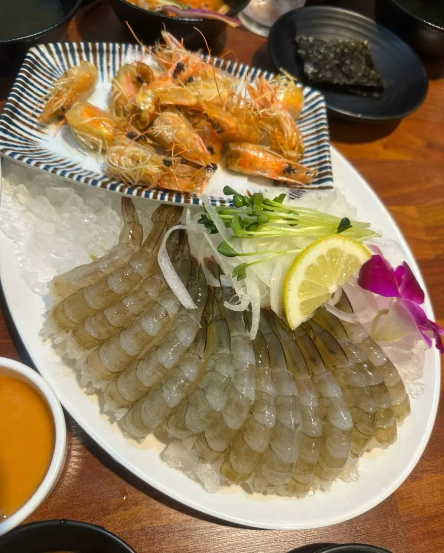 청결하게 관리된 수조와 입구