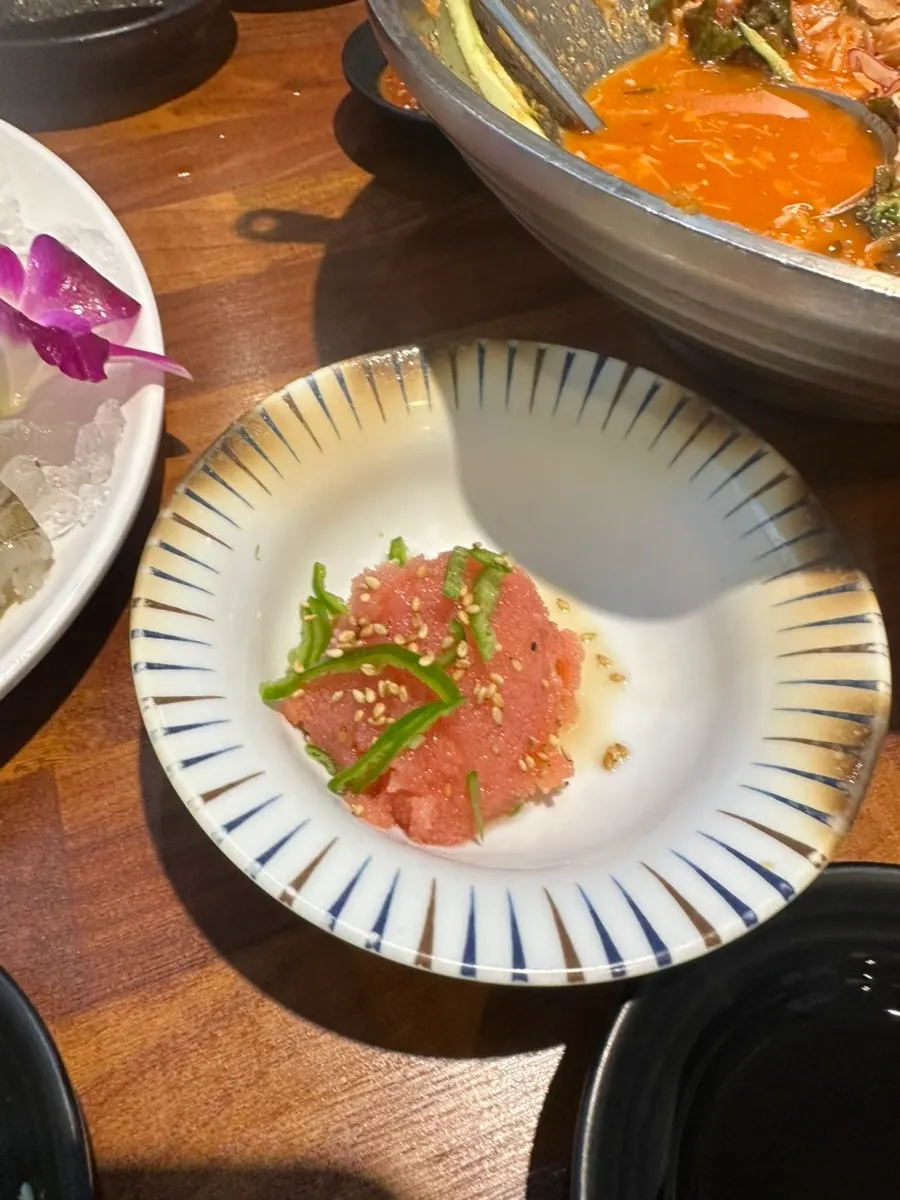 테이블에 세팅된 밑반찬 접시