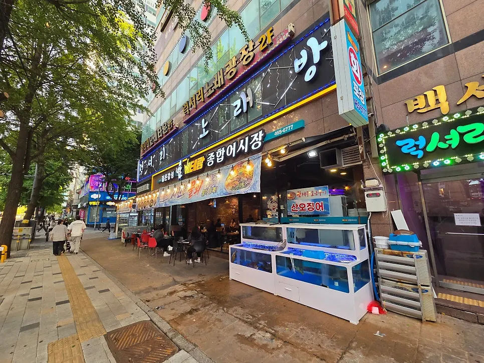 평일 저녁 이른 시간 횟집 매장 내부