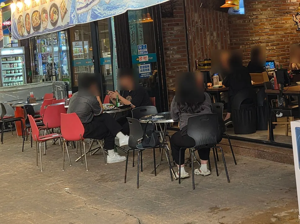 입구 쪽 바깥에 마련된 야장 테이블