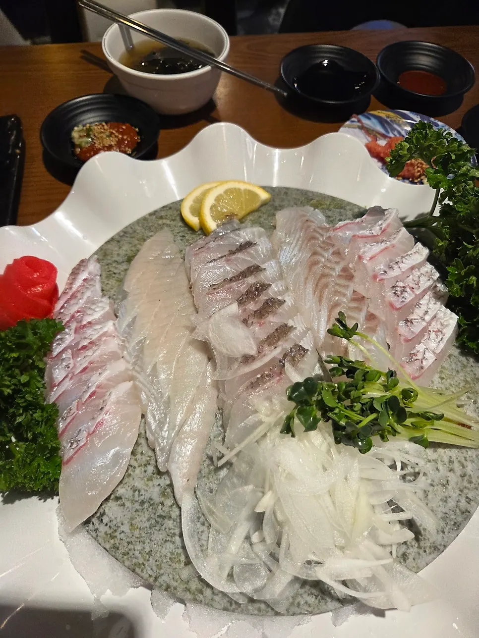 한쪽은 광어, 한쪽은 참돔으로 담긴 회