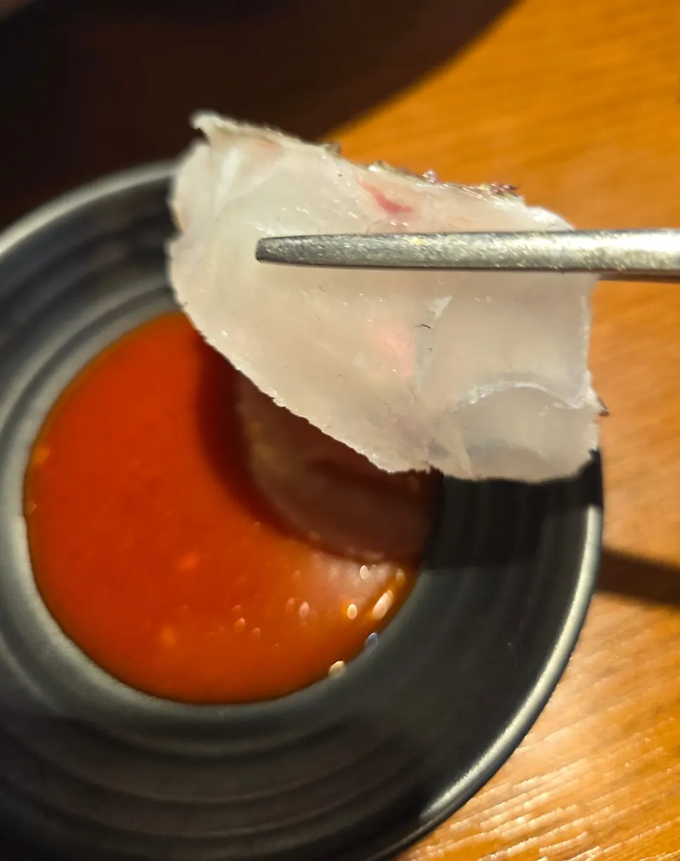 와사비를 올린 광어회 한 점