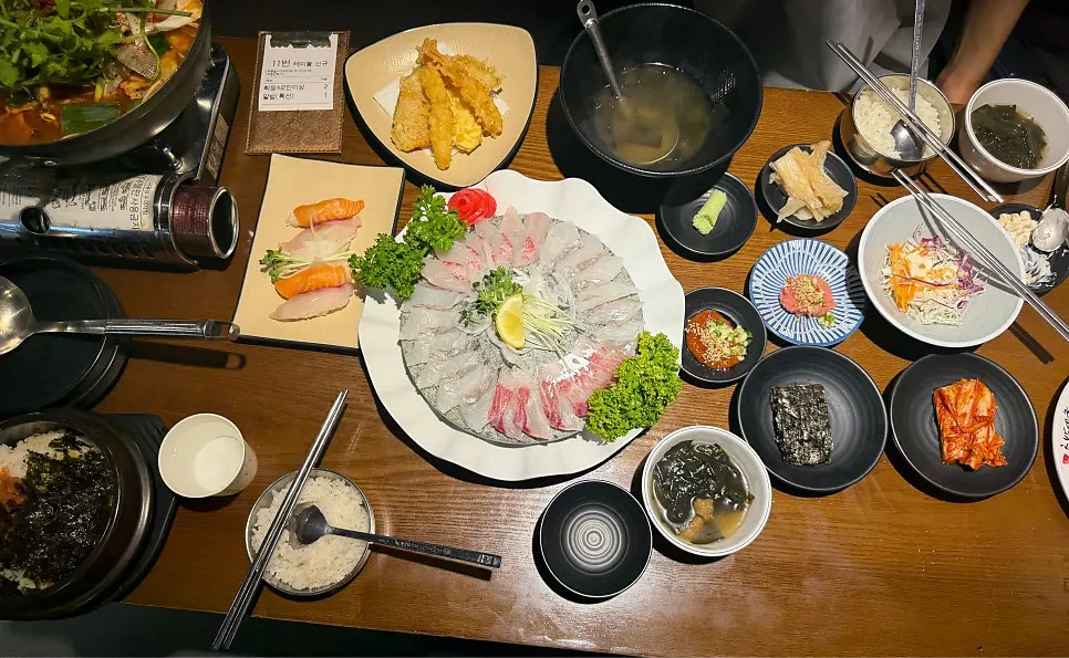 The lunch special table set with basic side dishes
