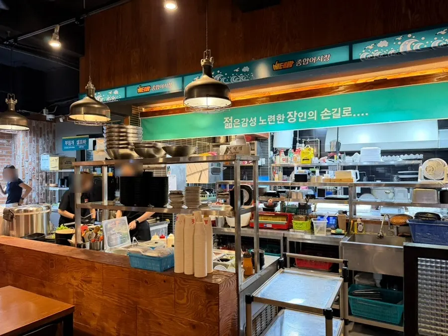 반대편 안쪽 좌석이 이어지는 매장 내부