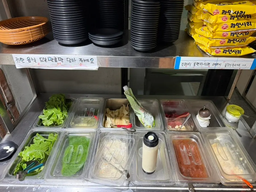 셀프로 가져다 먹는 반찬류 코너
