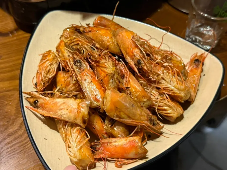 껍질을 벗긴 새우소금구이 한 점
