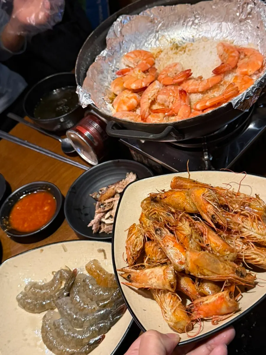 버터구이로 나온 새우 머리 안주