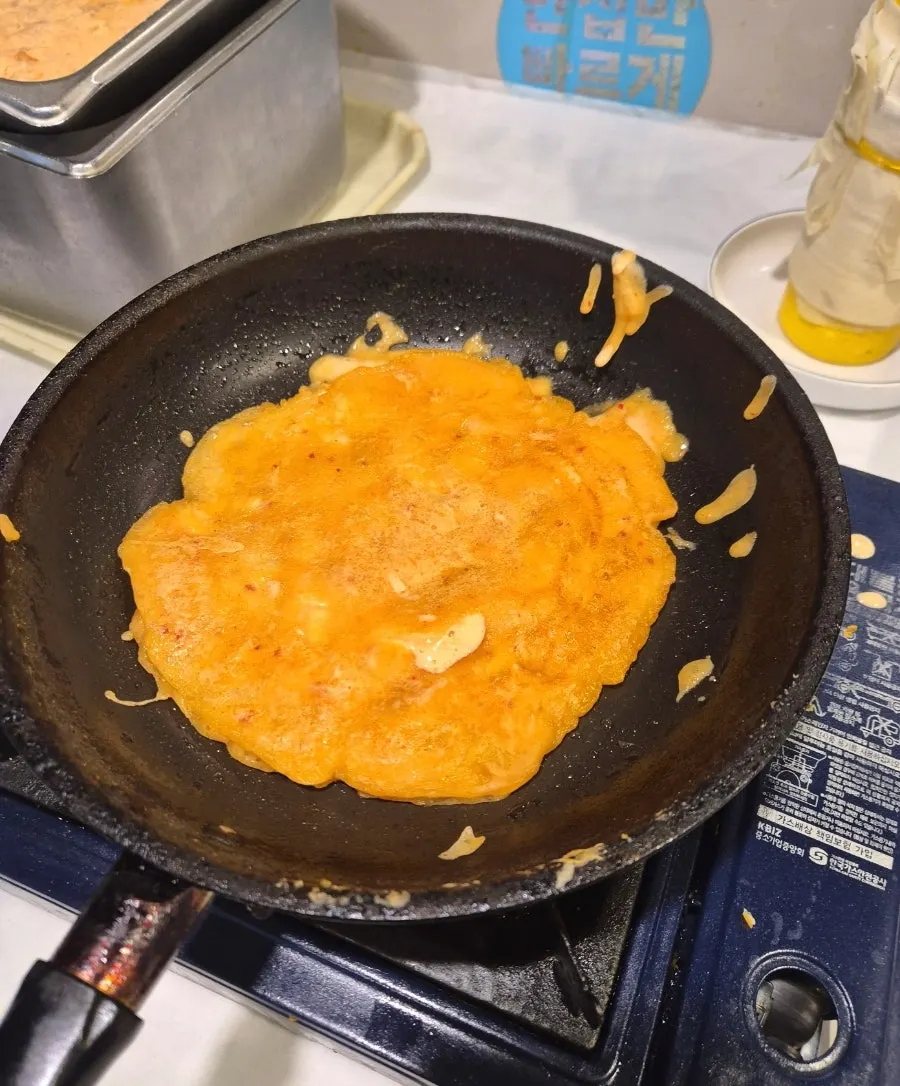 Kimchijeon being fried directly at the self-bar