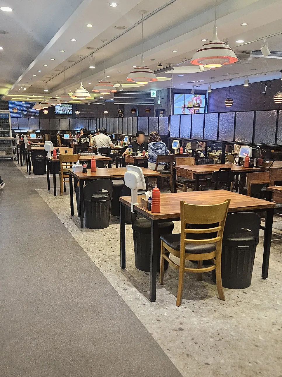 Interior of Veteran General Fish Market Yeonsu branch
