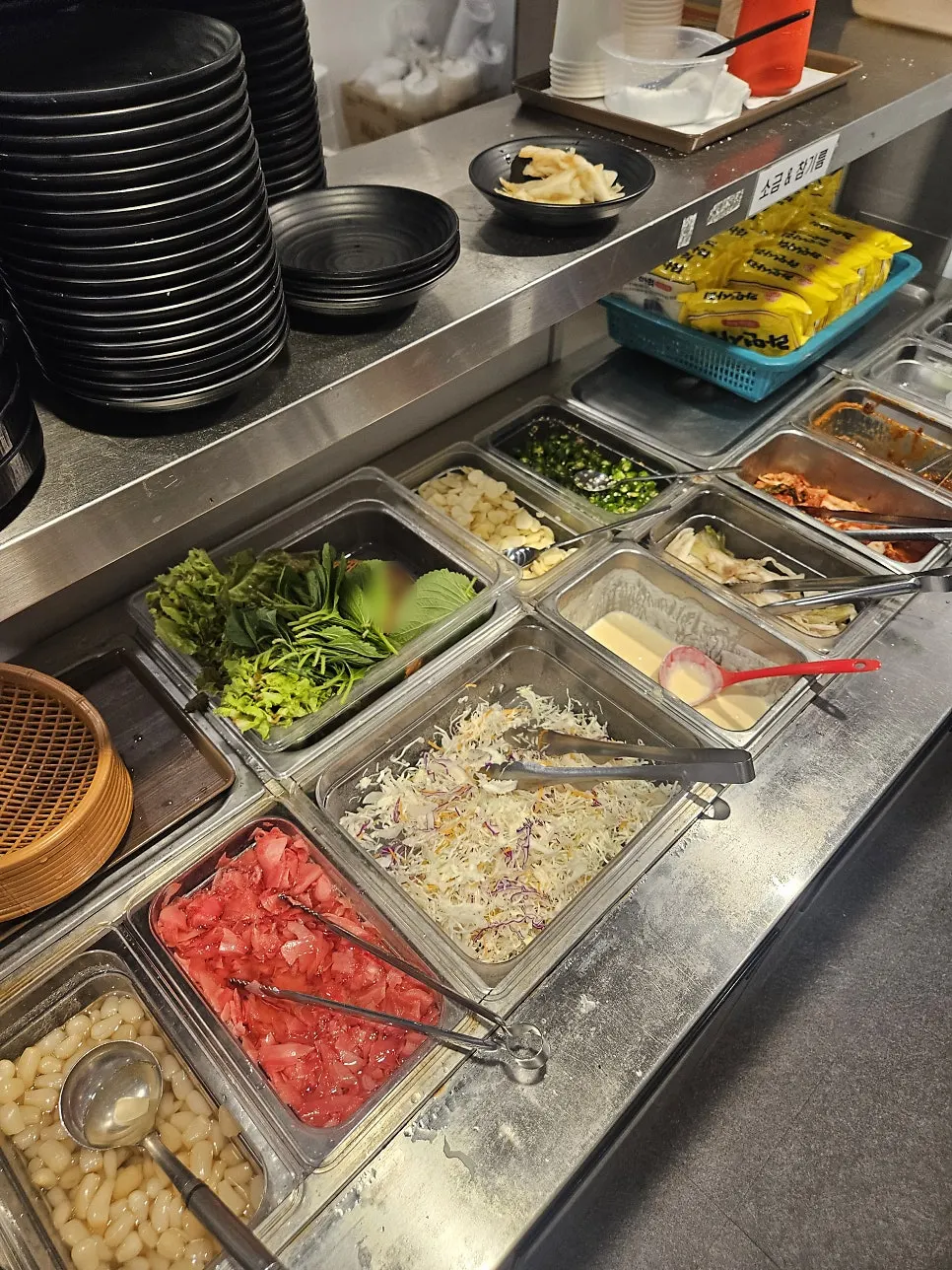 Self-serve bar for side dishes and vegetables