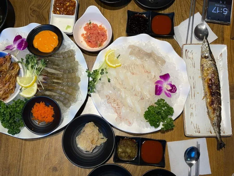 Neatly arranged in-season raw shrimp sashimi