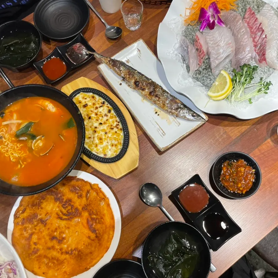 꽁치구이와 콘치즈 곁들임 메뉴