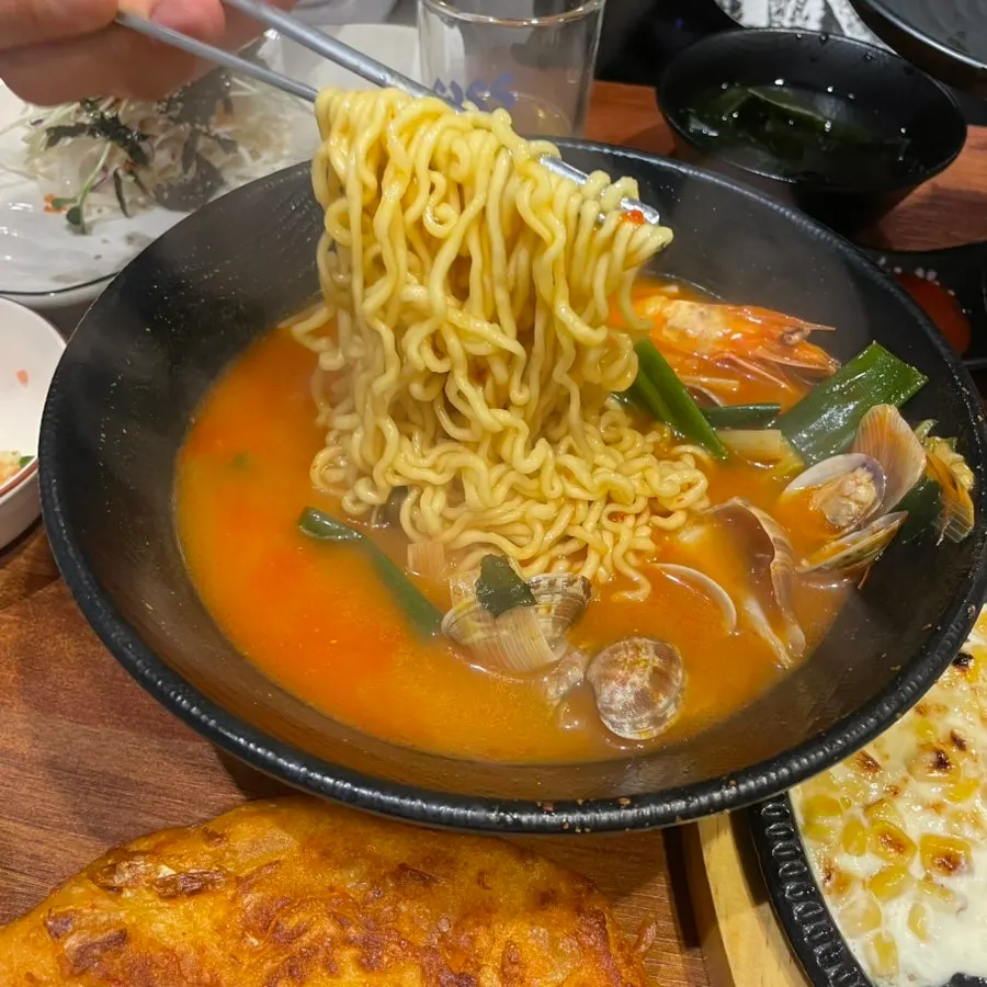 바삭하게 구운 김치전 한 장