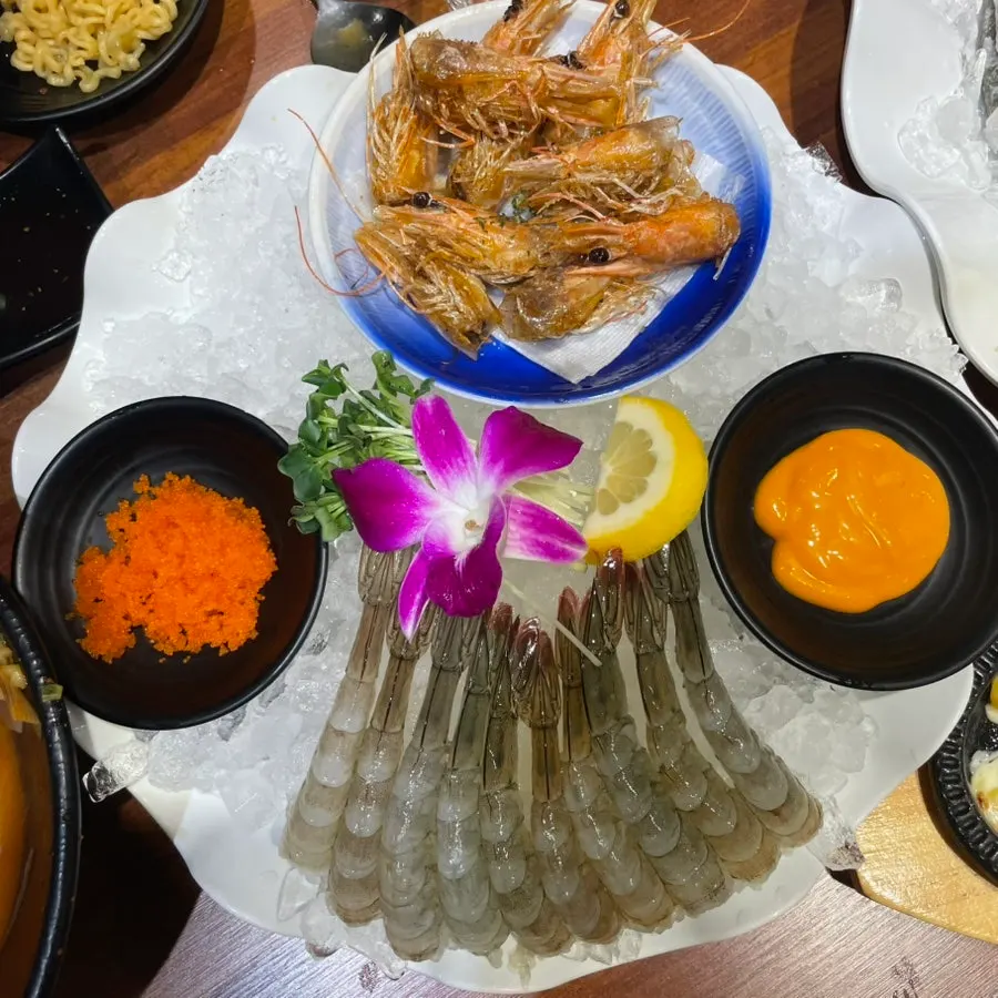 조개류가 가득한 얼큰한 해물라면