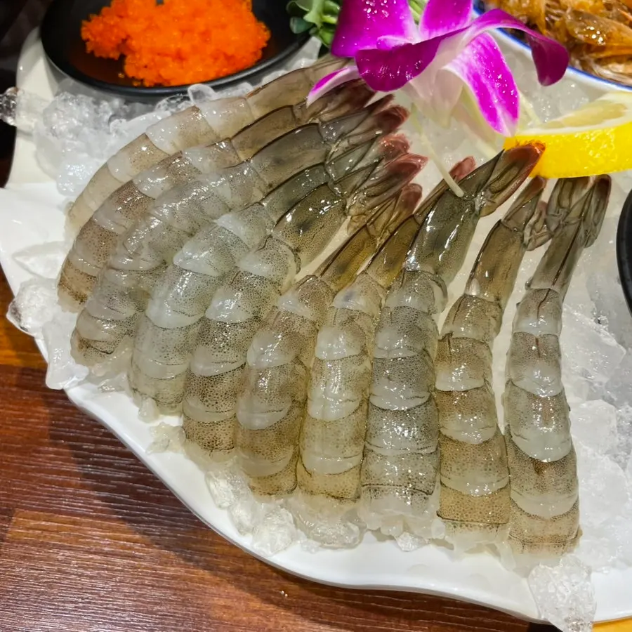 손질되어 나온 통통한 생새우회 미니