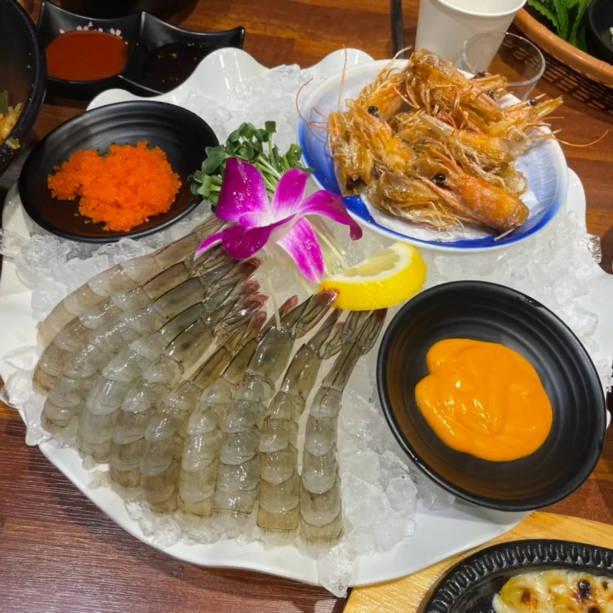 매콤한 불닭마요 소스와 날치알에 찍은 새우회