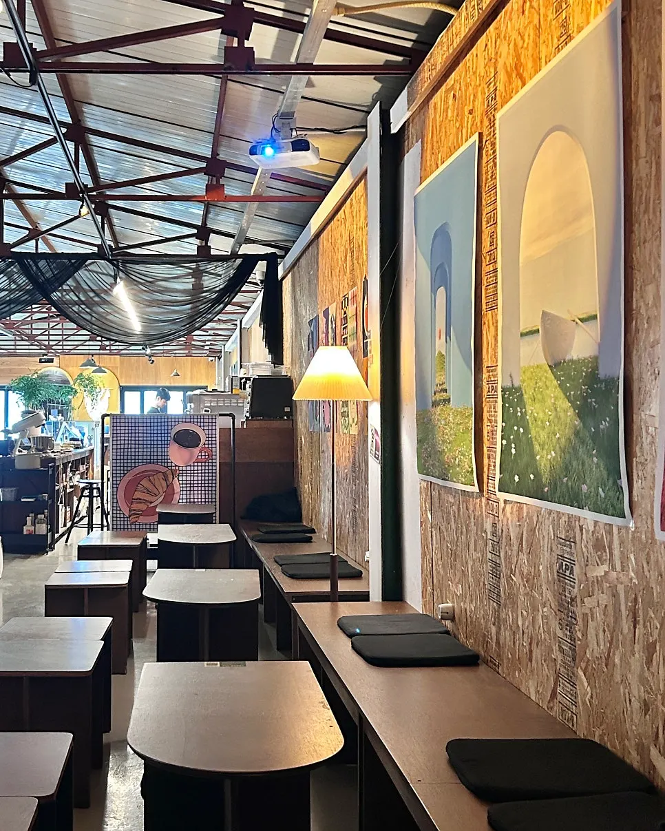 Interior atmosphere of Biat Seongsu café