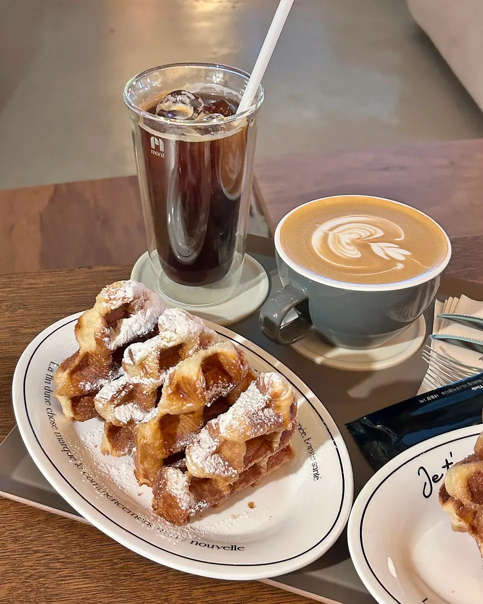 Croffle and coffee set on a table at Biat Seongsu
