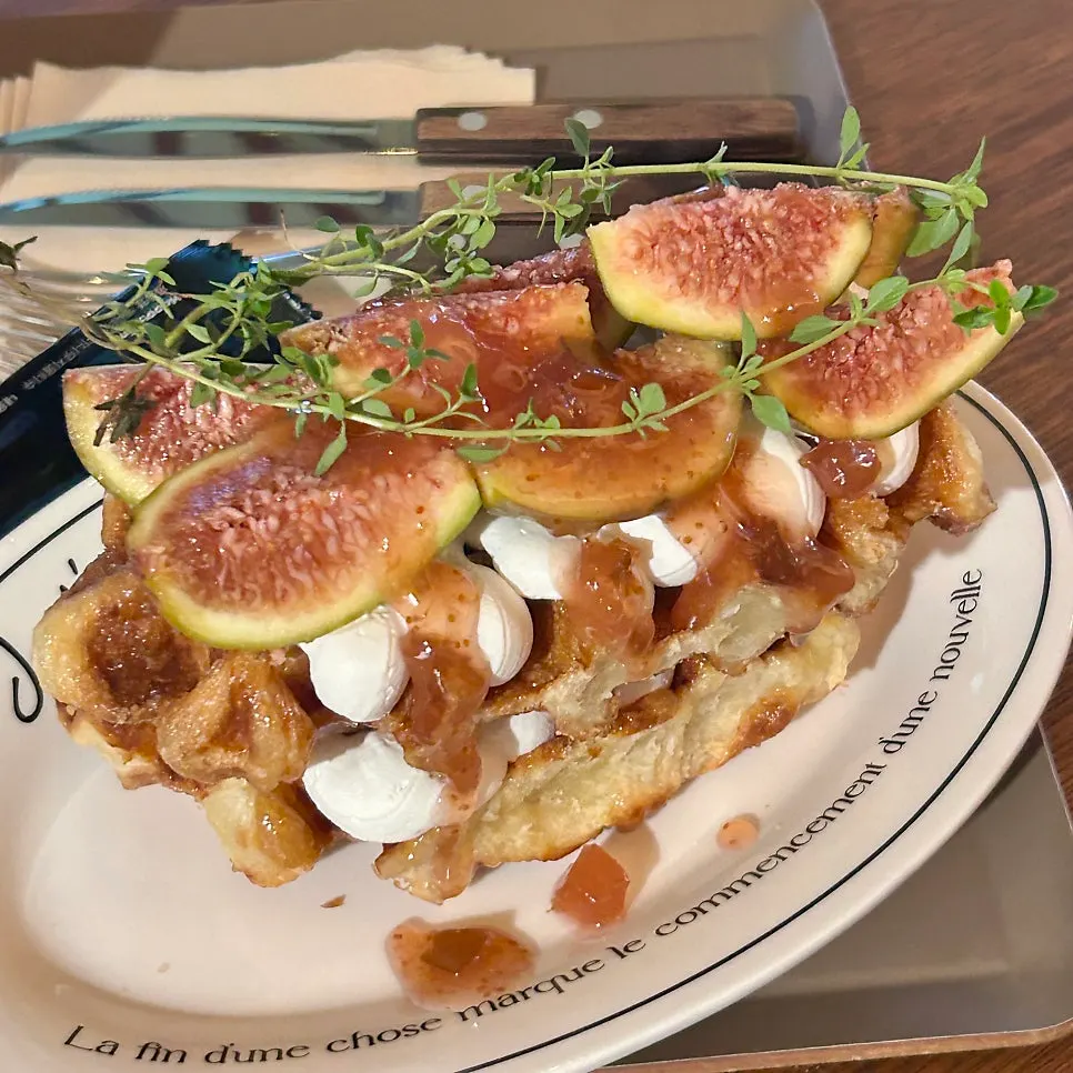 Croffle topped with Greek yogurt and fig