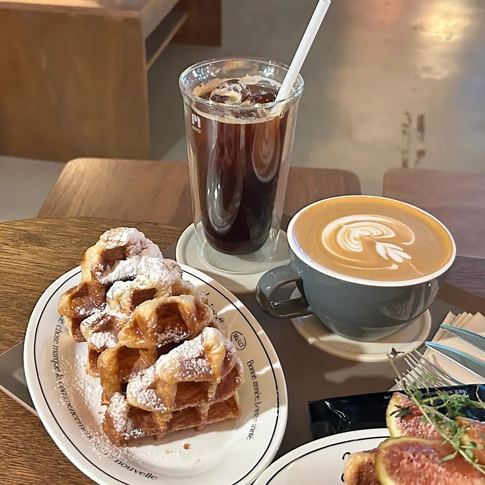 Café latte with latte art at Biat Seongsu