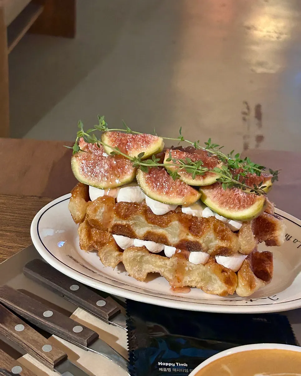 Table with croffle and café latte