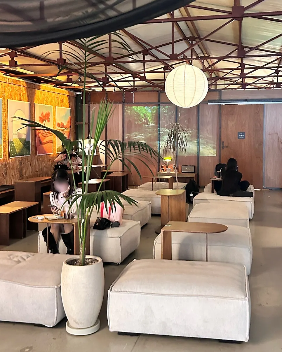Closing photo of Biat Seongsu café
