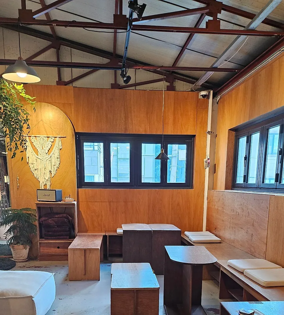 Café interior with high ceiling and exposed rebar