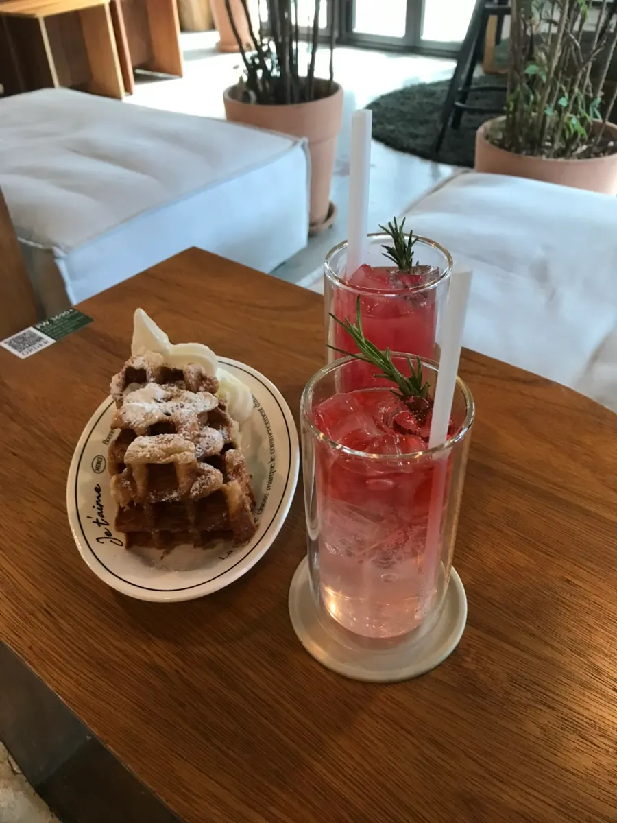 바닐라 아이스크림이 올라간 크로플