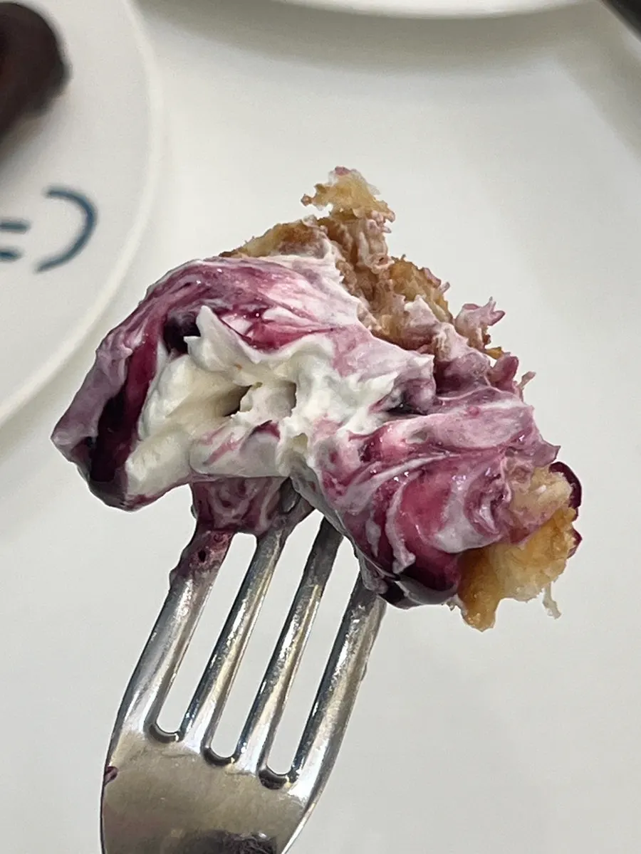 クロッフルと一緒に注文したバニララテとキウイジュース
