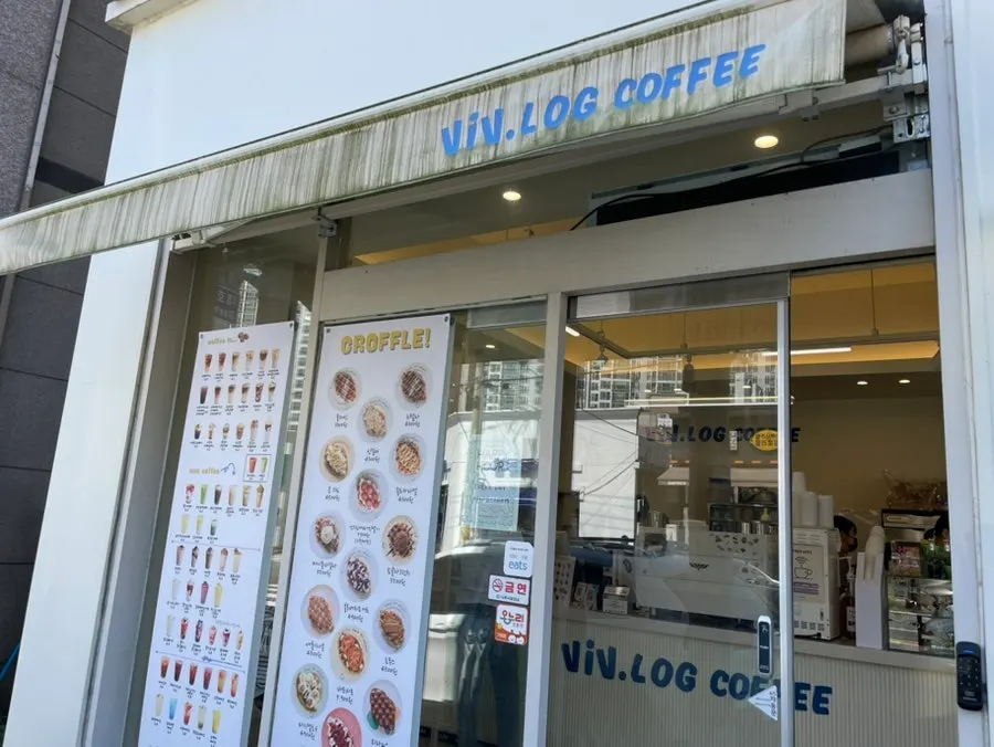 Exterior of Vibe Log Coffee Naju Dongshin University Branch entrance