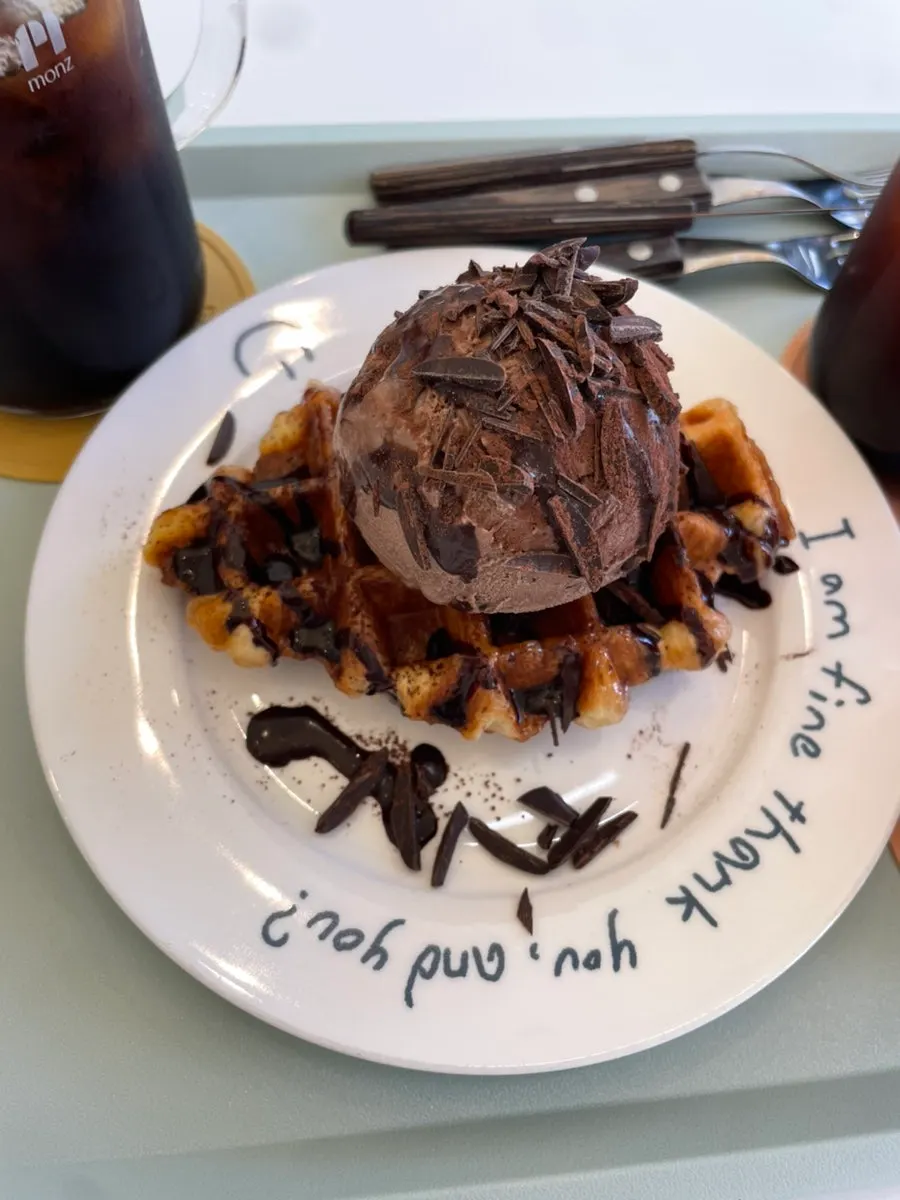 Chocolat crunch croffle topped with chocolate ice cream