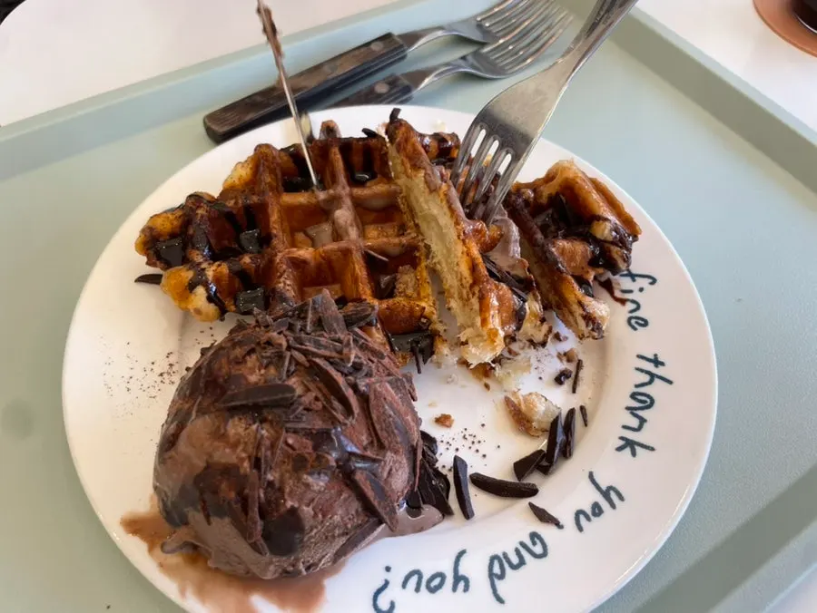 Chocolat crunch croffle cut into bite-sized pieces