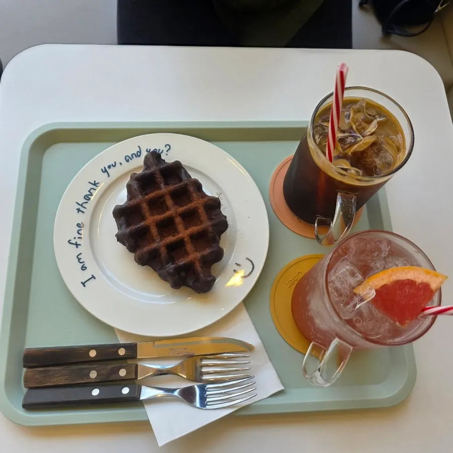 아이스 아메리카노와 복자에이드, 더티초코크로플 상차림