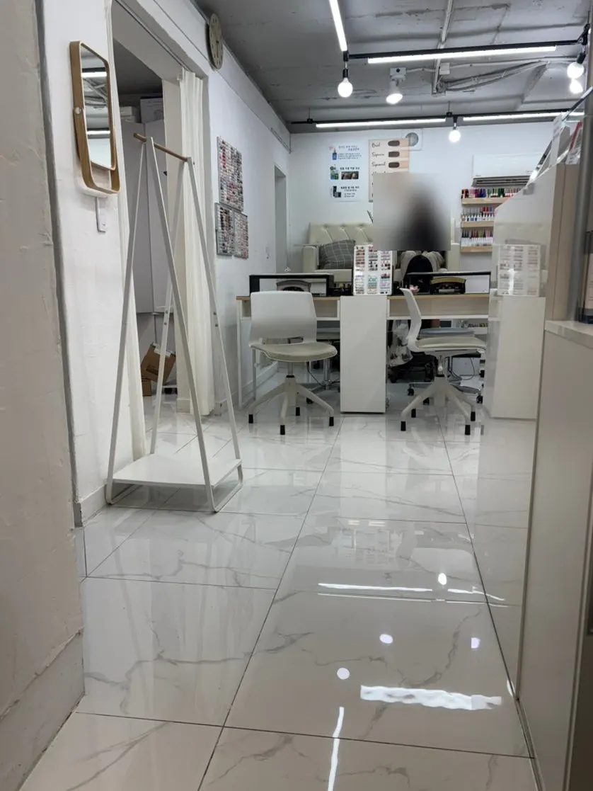 넓고 깔끔한 네일샵 시술 공간
