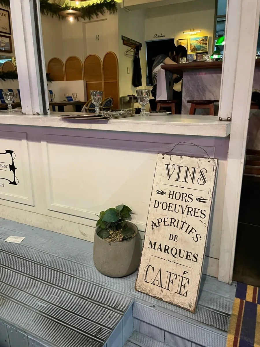 Exterior of Villa de Blue, an Italian-Mediterranean restaurant in the Haebangchon alley