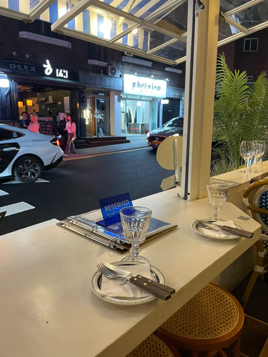 Interior of Villa de Blue Haebangchon with a date-friendly atmosphere