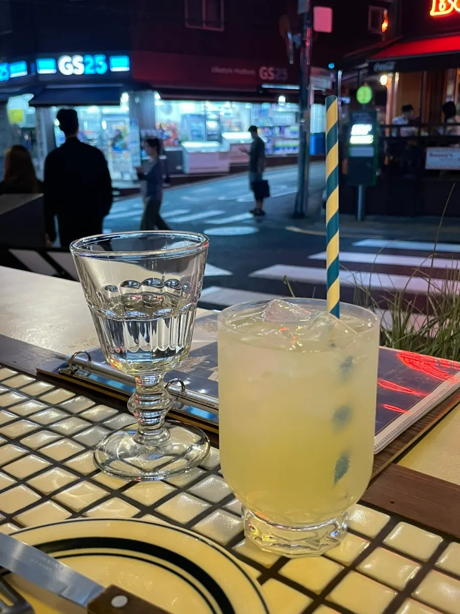 A glass of fizzy lemonade