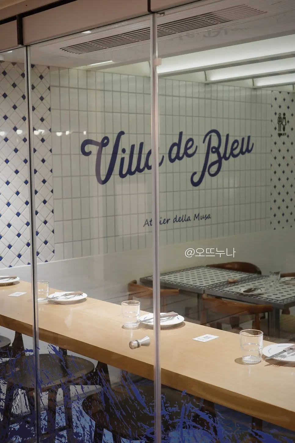 Interior mixing blue tiles and stripe patterns