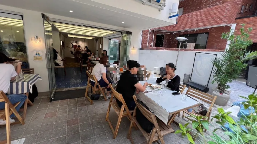 Outdoor terrace seating at Billadeubeulleu Seongsu