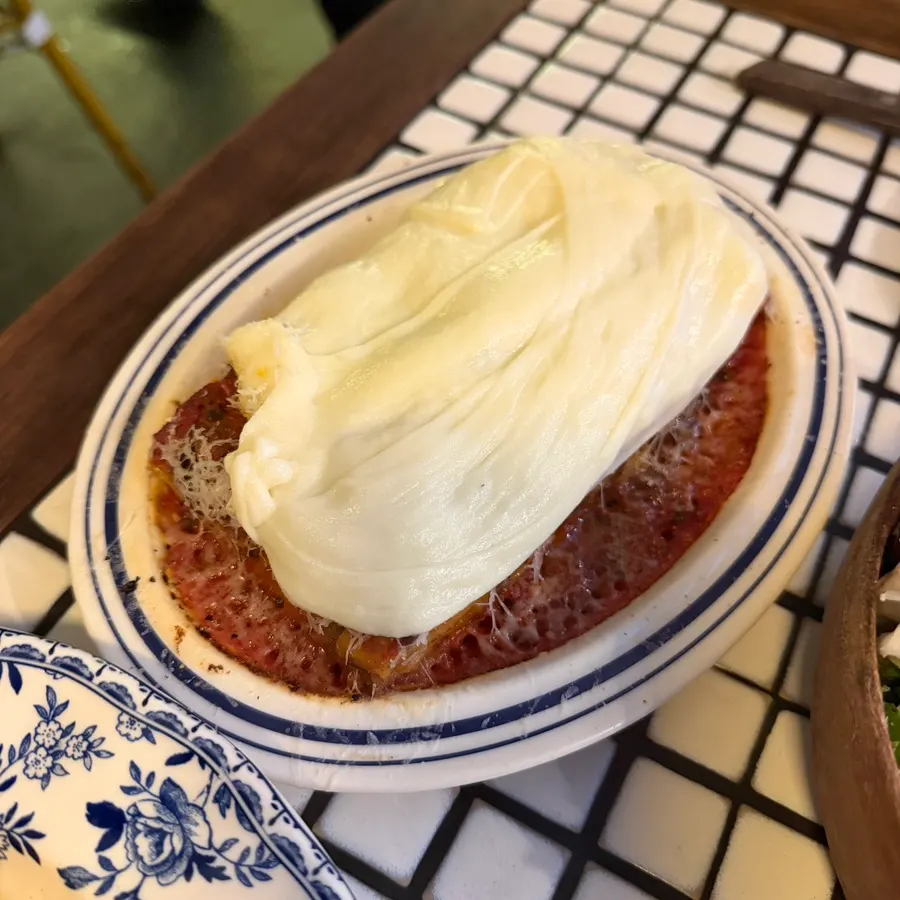 알리고 치즈 라쟈냐 한 접시